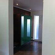 Garderobe aus Räuchereiche mit Glasfront (Hinterglaslackierung: Grünmetallic)  und Rostpanellen als Wandverkleidung